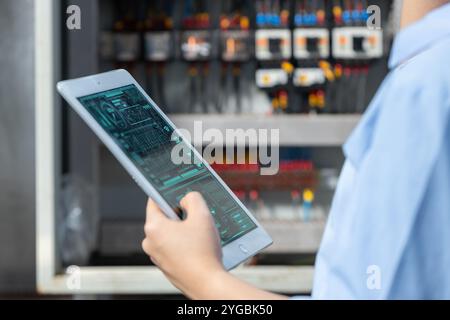 Elektriker Ingenieurin Frau Funktionsprüfung Wartung Elektrizität Hauptstromkreis Sicherung und Stromversorgungssystem in Industriewerk Stockfoto