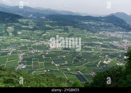 Blick aus der Vogelperspektive auf ein bezauberndes Dorf im Herzen von Fai della Paganella. Brenta Dolomiten, Trentino, Italien. Stockfoto