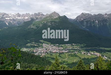 Ein atemberaubender Blick aus der Vogelperspektive auf ein bezauberndes Dorf im Herzen von Fai della Paganella. Brenta Dolomiten, Trentino, Italien. Stockfoto