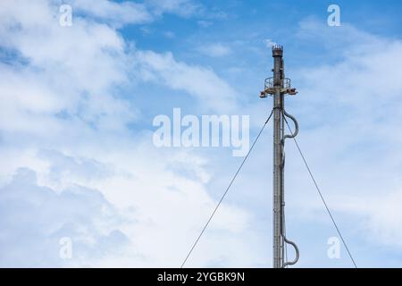 Methangas-Feuer-Plattform mit hohem Flare-Stack-Fackelturm in Raffinerien-Erdölanlagen oder Flammenbrand bei Offshore-Ölgewinnung. Stockfoto