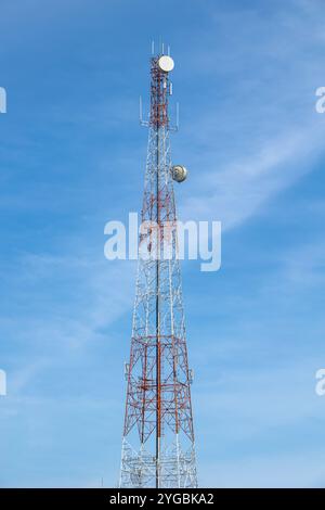 Telekommunikationsturm 5G Signalturm, drahtloses Antennenanschlusssystem von Kommunikationssystemen gegen blauen Himmel Stockfoto