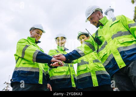 Gruppe von Teamarbeitern des Raffinerietechnikers schließen sich der Hand für Collaboration Working an. Industriearbeiter Mischen Sich Zusammen. Mitarbeiter übergeben den Meeting-Job erfolgreich. Stockfoto