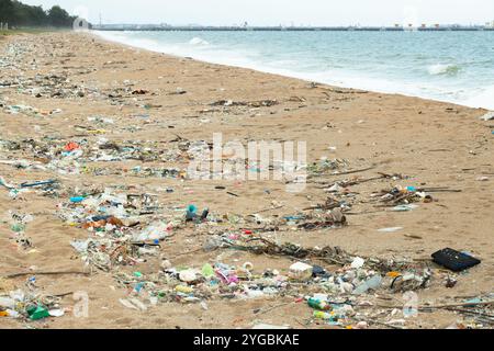 Müll am Strand angewaschen, dreckiger Meeresstrandmüll, Plastikbecher und Plastiktüten am Strand. Umweltproblem im Meer und an der Küste. Stockfoto