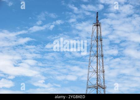 Methangas-Feuer-Plattform mit hohem Flare-Stack-Fackelturm in Raffinerien-Erdölanlagen oder Flammenbrand bei Offshore-Ölgewinnung. Stockfoto