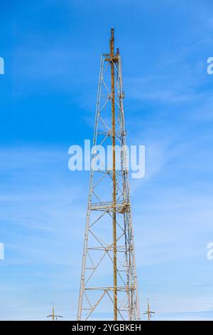 Methangas-Feuer-Plattform mit hohem Flare-Stack-Fackelturm in Raffinerien-Erdölanlagen oder Flammenbrand bei Offshore-Ölgewinnung. Stockfoto