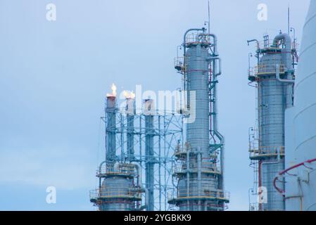 Methangas-Feuer-Plattform mit hohem Flare-Stack-Fackelturm in Raffinerien-Erdölanlagen oder Flammenbrand bei Offshore-Ölgewinnung. Stockfoto