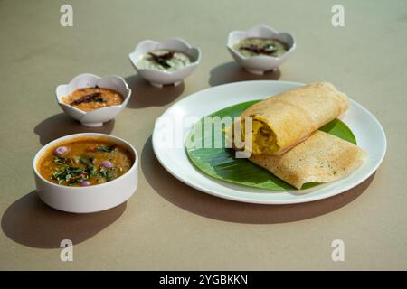 Masala Dosa serviert mit Sambar und Chutney Stockfoto