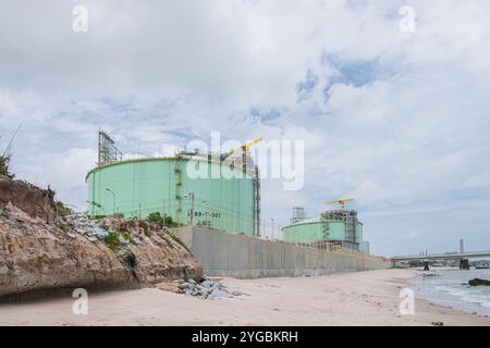 Industrieller Erdgasspeicher am Meer. Großer LNG- oder Flüssigpropantank an der Strandbucht am Meer. Stockfoto