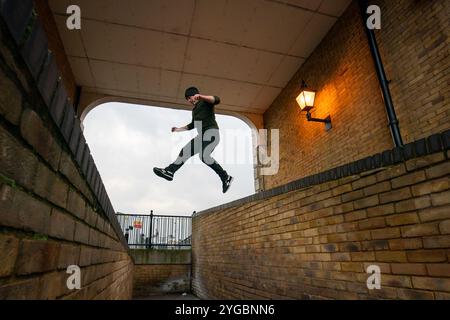 Bisher nicht erschienenes Foto vom 02/21 von Andy Pearson, Inhaber des London Parkour Out Trainings in Canada Water, Lodnon. Parkour, Pickleball und Korfball werden in den PE-Lehrplänen enthalten sein, die Schulen zur Verfügung stehen. Die Oak National Academy – eine unabhängige Einrichtung, die Schulen bei der Bereitstellung von Lehrplänen unterstützt – hat Unterrichtsmaterialien für Lehrer eingeführt, die mehr junge Menschen motivieren sollen. Ausgabedatum: Donnerstag, 7. November 2024. Stockfoto