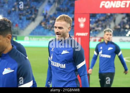 Sankt Petersburg, Russland. November 2024. Luciano Gondou (32) von Zenit, das während des Finals des Russischen Pokalpokals 1/4 in der RPL, dem ersten Fußballspiel zwischen Zenit Sankt Petersburg und Akhmat Grosny in der Gazprom Arena, in Aktion war. Endpunktzahl: Zenit 3:0 Akhmat. Quelle: SOPA Images Limited/Alamy Live News Stockfoto