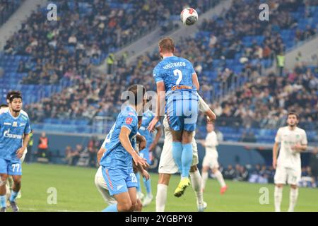 Sankt Petersburg, Russland. November 2024. Dmitri Chistyakov (2) und Nuraly Alip (28) von Zenit in Aktion während der Finalspiele des Russischen Pokalpokals 1/4 in der RPL, dem ersten Fußballspiel zwischen Zenit Sankt Petersburg und Achmat Grosny in der Gazprom Arena. Endpunktzahl: Zenit 3:0 Akhmat. (Foto: Maksim Konstantinov/SOPA Images/SIPA USA) Credit: SIPA USA/Alamy Live News Stockfoto