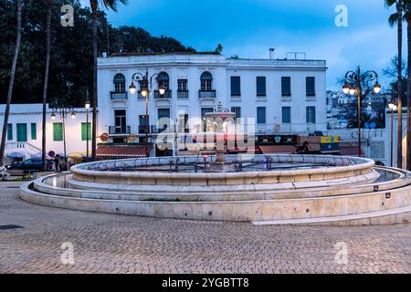 Tanger, Marokko - 25. märz 2024: Spaziergang durch die Straßen von Tanger am Abend Stockfoto