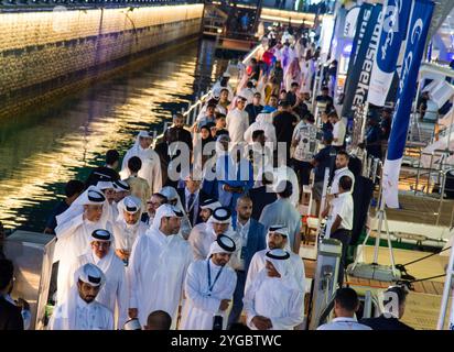 QATAR BOAT SHOW 2024 IN DOHA am 06. November 2024 besuchen die Menschen den Eröffnungstag der ersten Qatar Boat Show 2024 im alten Hafen von Doha in Doha, Katar. Die Boat Show mit internationalen Booten, Luxusyachten, Dienstleistungen für Wassersport sowie Bootszubehör findet vom 06. Bis 09. November statt. DOHA Katar Copyright: XNOUSHADx Stockfoto