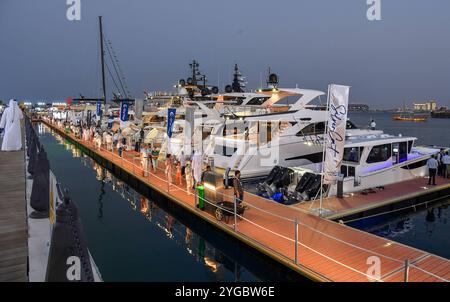 QATAR BOAT SHOW 2024 IN DOHA am 06. November 2024 besuchen die Menschen den Eröffnungstag der ersten Qatar Boat Show 2024 im alten Hafen von Doha in Doha, Katar. Die Boat Show mit internationalen Booten, Luxusyachten, Dienstleistungen für Wassersport sowie Bootszubehör findet vom 06. Bis 09. November statt. DOHA Katar Copyright: XNOUSHADx Stockfoto