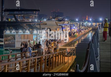 QATAR BOAT SHOW 2024 IN DOHA am 06. November 2024 besuchen die Menschen den Eröffnungstag der ersten Qatar Boat Show 2024 im alten Hafen von Doha in Doha, Katar. Die Boat Show mit internationalen Booten, Luxusyachten, Dienstleistungen für Wassersport sowie Bootszubehör findet vom 06. Bis 09. November statt. DOHA Katar Copyright: XNOUSHADx Stockfoto