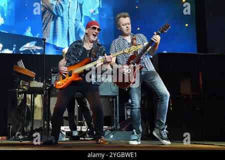 UK. November 2024. LONDON, ENGLAND – 06. NOVEMBER: Roger Glover und Simon McBride von Deep Purple treten am 6. November 2024 in der O2 Arena in Greenwich auf. CAP/MAR © MAR/Capital Pictures Credit: Capital Pictures/Alamy Live News Stockfoto