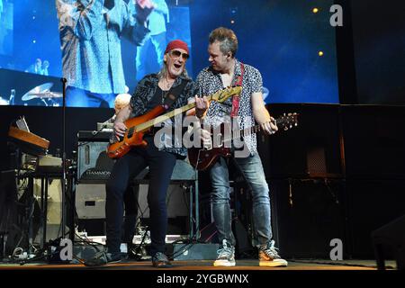 UK. November 2024. LONDON, ENGLAND – 06. NOVEMBER: Roger Glover und Simon McBride von Deep Purple treten am 6. November 2024 in der O2 Arena in Greenwich auf. CAP/MAR © MAR/Capital Pictures Credit: Capital Pictures/Alamy Live News Stockfoto