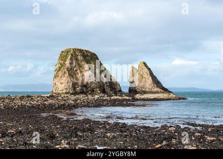 Blick auf Cleet of Brough Rocks, Brough Bay, Brough Village, Caithness, Schottland, Vereinigtes Königreich. Stockfoto