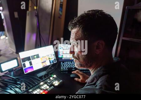 Cybersecurity Professional – Analyse von Daten auf mehreren Bildschirmen in einem Arbeitsbereich mit wenig Licht für die Bewertung der Netzwerksicherheit Stockfoto