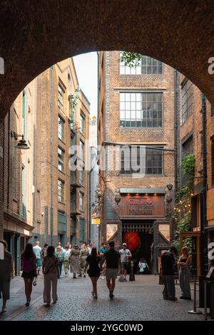 Die Clink Street ist eine Fußgängerzone in Bankside, London. Hier sehen Sie den Eingang zum Clink Prison Museum unter einem Eisenbahnbogen. England Stockfoto