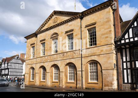 Das Stratford-upon-Avon-Rathaus von der Chapel Street aus gesehen, ursprünglich in der Regierungszeit von Karl I. erbaut, mit den Worten „God Save the King“ an der Seite. UK Stockfoto