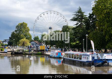 Bancroft Basin und Marina am Stratford Canal mit Schmalbooten und Stratford Big Wheel im Hintergrund, August, Stratford upon Avon, England Stockfoto