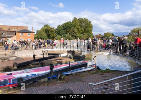 Jennifer May Tour Boot durch den Stratford Canal in den Fluss Avon, beobachtet von Touristen an einem Sommertag, Stratford upon Avon, England Stockfoto