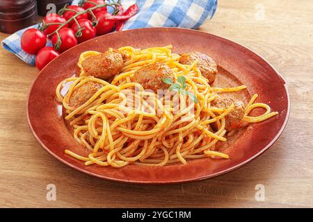Italienische Spaghetti mit Fleischbällchen in Tomatensauce Stockfoto