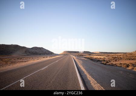 Weiß lackierte Straßenlinien auf einer Asphaltstraße. Blick von der Seite der Straße auf den Northwest Coastal Highway. Straße als Lkw-Durchgangsstraße und fr Stockfoto
