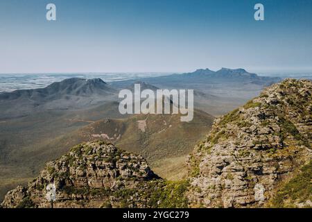 Stirling Ranges Mountain Range in Western Australia, von Toolbrunup Peak aus gesehen an klaren Tagen. Blauer Himmel, grüne Felsengebirge. Stockfoto