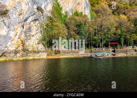 Matka ist der älteste künstliche See in Mazedonien, dessen Stausee 1938 erbaut wurde. Stockfoto