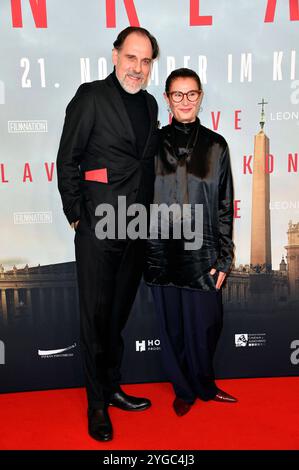 Thomas Loibl und Lisy Christl bei der Premiere des Kinofilms Konklave im Delphi Filmpalast. Berlin, 06.11.2024 *** Thomas Loibl und Lisy Christl bei der Premiere des Films Conclave im Delphi Filmpalast Berlin, 06 11 2024 Foto:Xn.xKubelkax/xFuturexImagex konklave 4051 Stockfoto