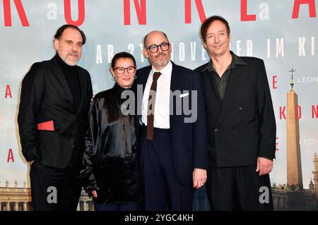 Thomas Loibl, Lisy Christl, Edward Berger und Volker Bertelmann bei der Premiere des Kinofilms Konklave im Delphi Filmpalast. Berlin, 06.11.2024 *** Thomas Loibl, Lisy Christl, Edward Berger und Volker Bertelmann bei der Premiere des Spielfilms Conclave im Delphi Filmpalast Berlin, 06 11 2024 Foto:Xn.xKubelkax/xFuturexImagex konklave 4067 Stockfoto