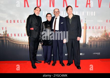 Thomas Loibl, Lisy Christl, Edward Berger und Volker Bertelmann bei der Premiere des Kinofilms Konklave im Delphi Filmpalast. Berlin, 06.11.2024 *** Thomas Loibl, Lisy Christl, Edward Berger und Volker Bertelmann bei der Premiere des Spielfilms Conclave im Delphi Filmpalast Berlin, 06 11 2024 Foto:Xn.xKubelkax/xFuturexImagex konklave 4065 Stockfoto