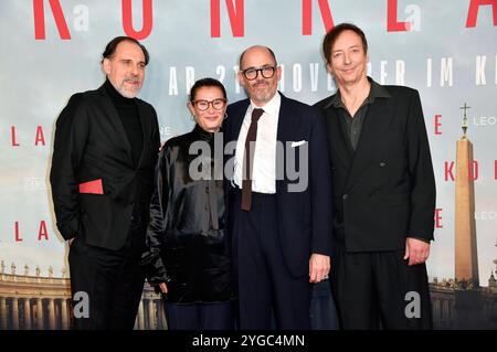 Thomas Loibl, Lisy Christl, Edward Berger und Volker Bertelmann bei der Premiere des Kinofilms Konklave im Delphi Filmpalast. Berlin, 06.11.2024 *** Thomas Loibl, Lisy Christl, Edward Berger und Volker Bertelmann bei der Premiere des Spielfilms Conclave im Delphi Filmpalast Berlin, 06 11 2024 Foto:Xn.xKubelkax/xFuturexImagex konklave 4066 Stockfoto
