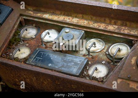 Instrumentenbrett einer rostigen Minig-Lokomotive am UNESCO-Weltkulturerbe Zollverein in Essen Stockfoto