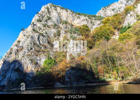 Matka ist der älteste künstliche See in Mazedonien, dessen Stausee 1938 erbaut wurde. Stockfoto