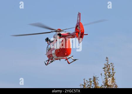 Rega, Schweizerische Rettungsflugwacht, Rettungshubschrauber, Airbus Helicopters H145, HB-ZQL, Symbolbild für , Notarzt, Luftrettung, , medizinischer Notfall, Einsatz, Rettungsdienst, Hubschrauber, Luftfahrt, Notfallmedizin. *** Rega, Swiss Air-Rescue, Rettungshubschrauber, Airbus Helicopters H145, HB ZQL, symbolisches Bild für , Notarzt, Luftrettung, medizinischer Notfall, Betrieb, Rettungsdienst, Hubschrauber, Luftfahrt, Notfallmedizin Copyright: xGrantxHubbsx Stockfoto