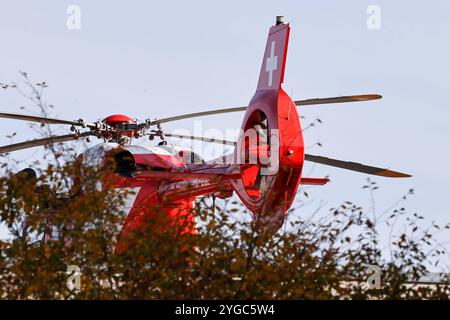 Rega, Schweizerische Rettungsflugwacht, Rettungshubschrauber, Airbus Helicopters H145, HB-ZQL, Symbolbild für , Notarzt, Luftrettung, , medizinischer Notfall, Einsatz, Rettungsdienst, Hubschrauber, Luftfahrt, Notfallmedizin. *** Rega, Swiss Air-Rescue, Rettungshubschrauber, Airbus Helicopters H145, HB ZQL, symbolisches Bild für , Notarzt, Luftrettung, medizinischer Notfall, Betrieb, Rettungsdienst, Hubschrauber, Luftfahrt, Notfallmedizin Copyright: xGrantxHubbsx Stockfoto