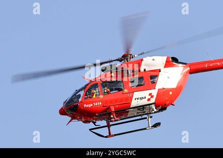 Rega, Schweizerische Rettungsflugwacht, Rettungshubschrauber, Airbus Helicopters H145, HB-ZQL, Symbolbild für , Notarzt, Luftrettung, , medizinischer Notfall, Einsatz, Rettungsdienst, Hubschrauber, Luftfahrt, Notfallmedizin. *** Rega, Swiss Air-Rescue, Rettungshubschrauber, Airbus Helicopters H145, HB ZQL, symbolisches Bild für , Notarzt, Luftrettung, medizinischer Notfall, Betrieb, Rettungsdienst, Hubschrauber, Luftfahrt, Notfallmedizin Copyright: xGrantxHubbsx Stockfoto