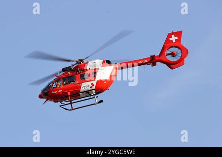 Rega, Schweizerische Rettungsflugwacht, Rettungshubschrauber, Airbus Helicopters H145, HB-ZQL, Symbolbild für , Notarzt, Luftrettung, , medizinischer Notfall, Einsatz, Rettungsdienst, Hubschrauber, Luftfahrt, Notfallmedizin. *** Rega, Swiss Air-Rescue, Rettungshubschrauber, Airbus Helicopters H145, HB ZQL, symbolisches Bild für , Notarzt, Luftrettung, medizinischer Notfall, Betrieb, Rettungsdienst, Hubschrauber, Luftfahrt, Notfallmedizin Copyright: xGrantxHubbsx Stockfoto