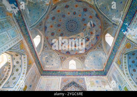 Inneres des Eingangs zur Kok-Gumbaz Moschee im Dorut Tilavat Komplex in Shakhrisabz, Usbekistan. Historisches Zentrum von Shakhrisyabz. Shakhrisabz ist der bir Stockfoto