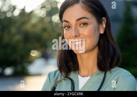 Eine hübsche junge Ärztin, die im Licht der Morgensonne nachdenklich aussieht Stockfoto