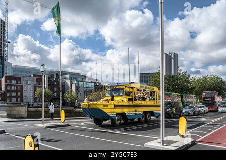 Viking Splash Tour Amphibische Besichtigungstour Busboot „Odin“ mit Touristen an Bord. Dublin. Irland. Stockfoto