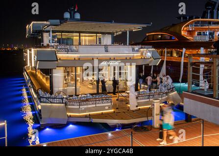 Doha. November 2024. Am 6. November 2024 besuchen Besucher die Katar Boat Show im alten Hafen von Doha in Doha, Katar. Die Veranstaltung begann hier am Mittwoch und dauert bis Samstag. Quelle: Nikku/Xinhua/Alamy Live News Stockfoto