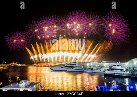 Doha. November 2024. Ein Feuerwerk erleuchtet den Himmel während der Katar Boat Show am 6. November 2024 im alten Hafen von Doha in Doha, Katar. Die Veranstaltung begann hier am Mittwoch und dauert bis Samstag. Quelle: Nikku/Xinhua/Alamy Live News Stockfoto