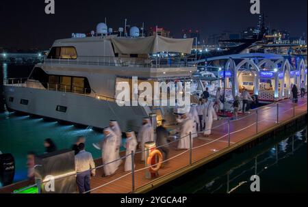 Doha. November 2024. Am 6. November 2024 besuchen Besucher die Katar Boat Show im alten Hafen von Doha in Doha, Katar. Die Veranstaltung begann hier am Mittwoch und dauert bis Samstag. Quelle: Nikku/Xinhua/Alamy Live News Stockfoto