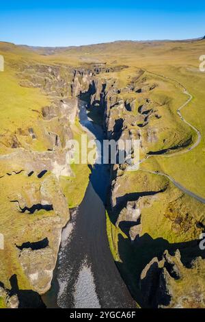 Luftaufnahme des Fjadrargljufur Canyon im Winter. Kirkjubæjarklaustur, Sudurland (Südisland), Island, Nordeuropa. Stockfoto