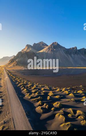 Aus der Vogelperspektive auf die schwarzen Sanddünen vor dem Vestrahorn Berg. Halbinsel Stokksnes, Hofn, Austurland, Island, Europa. Stockfoto