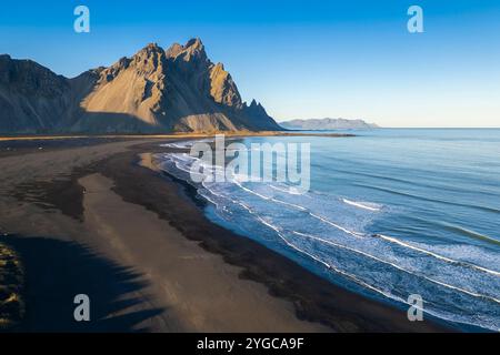 Aus der Vogelperspektive auf die schwarzen Sanddünen vor dem Vestrahorn Berg. Halbinsel Stokksnes, Hofn, Austurland, Island, Europa. Stockfoto